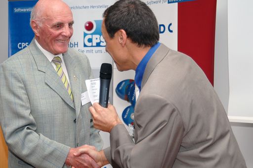  http://pressefotos.at/album/1/45/200610/20061018_c/
Jubiläumsfeier 20 Jahre CPS-Radlherr - Gerhard Radlherr (Geschäftsführender Gesellschafter - CPS) gratuliert Siegfried Ploner (Hotel Hochland), den mit 83 Jahren ältesten Orlando User.