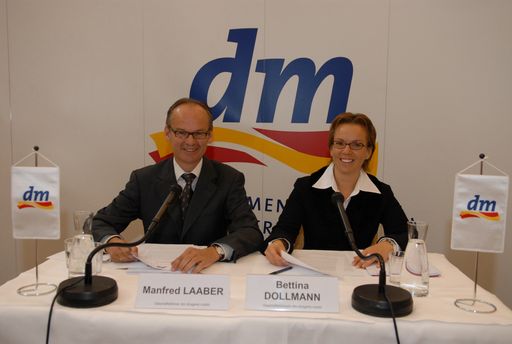 GF Manfred Laaber und GF Bettina Dollmann, dm Bilanz-Pressekonferenz 2006