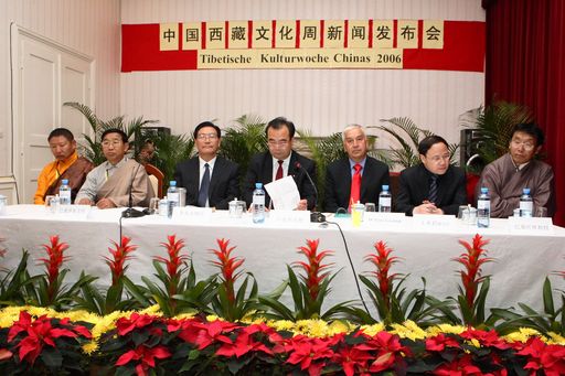  v.l.n.r.: Dazha Danzenggelie, Basangluobu, LI Guangwen, LU Yonghua, Dr. Löschnak, WANG Pijun, Basangwangdui