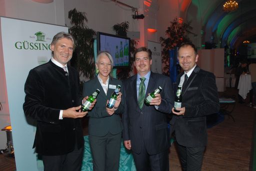  Das neue Werbeteam mit der Geschäftsleitung von GÜSSINGER.
v.l.n.re.: Gerhard Smuck (DIE1NS Agentur für Wirtschaftskommunikation); Anita Hofer - Asberg (Marketingleiterin GÜSSINGER); Steve Morang (Geschäftsführer GÜSSINGER); Ilia Willenig - Krammer (Werbeagentur circle&friends)