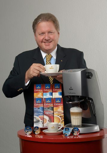 Harald J. Mayer, Geschäftsführer Tchibo Österreich präsentiert die NEUE Cafissimo