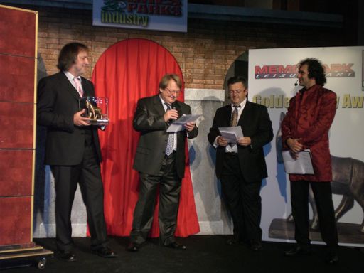 Dir. Karl Heinz Grabler, GF Erich Wagner, President of Memo Park Laudator Mr. Bruno Incerti und Präsentator der Gala Mr. Erix Logan (v.l.n.r.)
