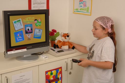 Information und Unterhaltung wird beim St. Anna Fernsehen automatisch je nach Sprache und Alter zur Verfügung gestellt. Das Kind wird durch einen RFID-Chip in einem Stofftier identifiziert.