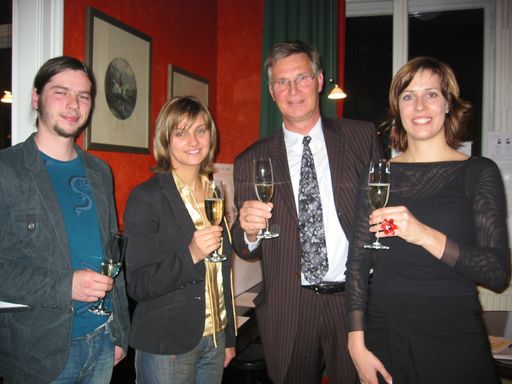 Vorschau Bild von STEP-Ideenwettbewerb06, Platz 1 (ex-aequo)
v.l. Michael Englputzeder, Barbara Nagl, Günter Lenhart (Label STEP) Heike Pohl