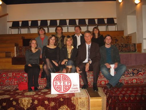 Vorschau Bild von STEP-Ideenwettbewerb06, GewinnerInnen
vordere Reihe, v.l.: Mariam Djalili, Heike Pohl, Barbara Nagl, Gün-ter Lenhart (Label STEP), Michael Englputzeder; 2. Reihe, v.l.: Daniel Glaser, Thomas Volgger, Nikolaus Plenk, Fr.Linhart