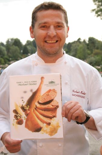 Haubenkoch Norbert Bader mit seinem gratis Gansl-Kochbuch
