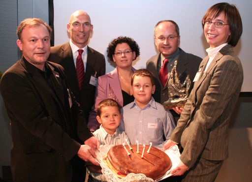 5 Jahre McStart - ein Grund zum Feiern - v.l.n.r.: Walter Kiss (Volkshilfe Beschäftigung); David Newman (McDonald’s Österreich); Ingrid und Martin Spörker (Spörker GmbH) mit Kindern; Verena Buxbaum (Volkshilfe Jobfabrik)