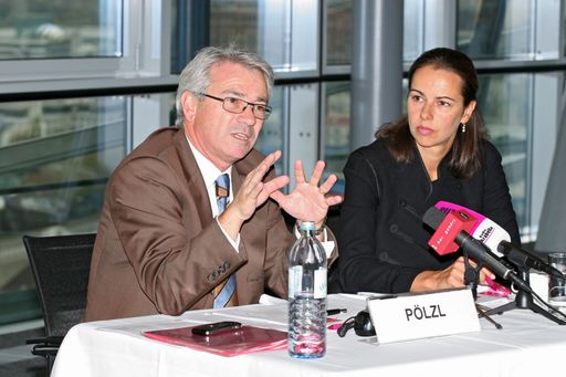 Dr. Georg Pölzl, Vorsitzender der Geschäftsführung T-Mobile Austria und Dr. Sophie Karmasin, Geschäftsführerin der Karmasin Motivforschung: "Das Handy ist für vielen Österreicherinnen und Österreichern unverzichtbar geworden."