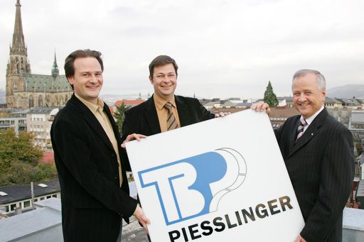  Neuer Standort für 140.000 Engineeringstunden pro Jahr bei TBP Piesslinger. Im Bild v.l.n.r.: Prokurist Thomas Wimmer, Prokurist Thomas Füchsel, Geschäftsführer Ferdinand Wimmer