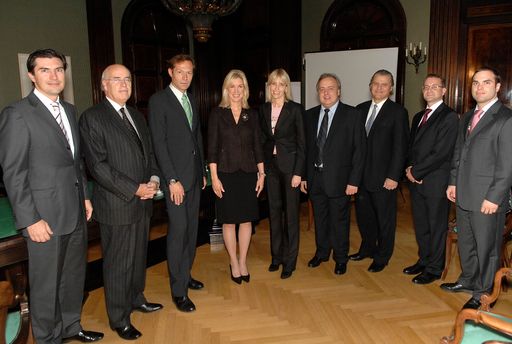  Im Bild v.l.n.r.: Mag. Robert Zadrazil (Vorstandsmitglied BA-CA), Robert H. Brumley (CEO TerreStar Networks), Dr. karl Pall (Google Österreich), Susan R. McCaw (Botschafterin USA), Mag. Ina Bauer (ATV), Peter Hanel (Motorola), Thomas Hintze (UPC Telekabel), Dr. Wolfgang Feiel (RTR) und Bernhard Nagiller (Arthur D. Little)
