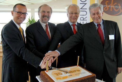 Anschnitt der Geburtstagstorte (10 Jahre P.S.K.Versicherung). v.l.: Mag. Leopold Heidenreich (Vorstandssprecher der P.S.K.Versicherung), Dr. Ewald Nowotny (Generaldirektor der BAWAG P.S.K.), Mag. Manfred Feichter (Vorstandsdirektor der P.S.K.Versicherung), Peter Stempel (Vorstandsdirektor der P.S.K.Versicherung
http://pressefotos.at/album/1/45/200611/20061122_p/