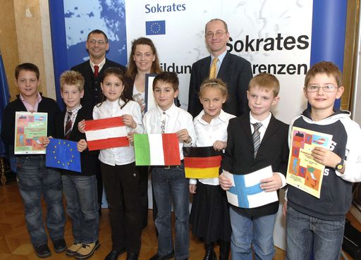  Verleihung der SOKRATES Qualitätssiegel 2006,
v.l.n.r.: 2.Reihe: Mag. Wolfgang Eckel (Direktor der Sokrates National Agentur), Andrea Empl (Direktorin Volksschule Eschenau), Sektionschef Mag.jur. Friedrich Faulhammer (bm:bwk),
1. Reihe: SchülerInnen Volksschule Eschenau