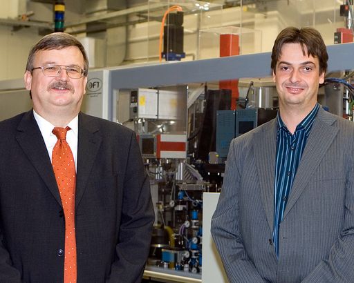  Im Bild (v.l.n.r.): DI Gerhard Steiner, Geschäftsführer der TCG Unitech Systemtechnik und DI Martin Pointner, Vertriebsleiter und Key Account Manager für Volkswagen.