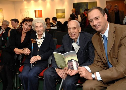  Sali Sonntag: Sein Name war Vater. Erinnerungen an eine Jugend im k. k. Czernowitz. Im Bild v.l.n.r.: Andrea Eckert (Schauspielerin), Sali Sonntag (Autorin), Georg Mailath-Pokorny, Dr. Andreas Mailath-Pokorny (Stadtrat für Kultur und Wissenschaft), Location: Investkredit Bank AG, Wien

http://pressefotos.at/album/1/1/200611/20061127_s/