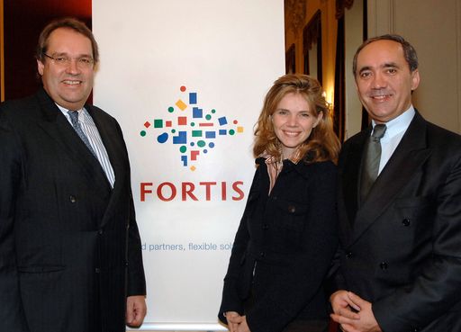v.l.n.r.: Camille Fohl (Chief Executive Officer Commercial Banking FORTIS), Andrea Vaz-König (General Manager Business Center Vienna FORTIS), Wolfgang Helpa (Area Manager Central Europe FORTIS).
Weitere abdruckfähige, honorarfreie Bilder finden sie unter http://www.pressefotos.at/album/1/1/200611/20061128_f/