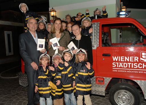 KGV-Verlag: Familien Guide 2007, 2. Reihe v.l.n.r.: Germanos Athanasiadis (Verleger), Marion Breiter-O'Donovan (Herausgeberin), Dagmar Haier (Autorin) http://www.pressefotos.at/album/1/1/200611/20061129_f/