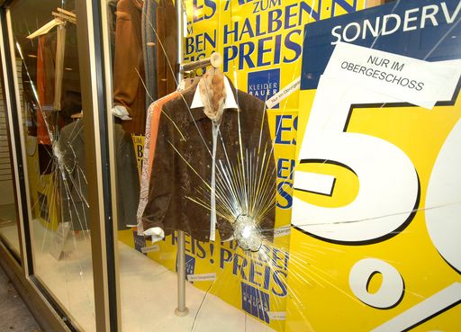 Eingeschlagene Schaufensterscheiben der Kleider Bauer Filiale in der Meidlinger Hauptstrasse in Wien.