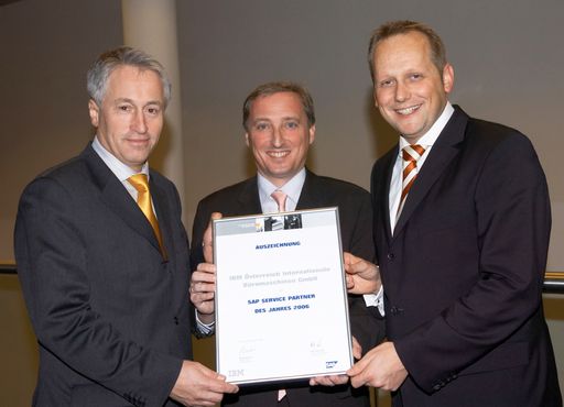 von links nach rechts:
Johann Habiger, Direktor Bereich Mittelstand IBM Österreich Robert Leitner, Leiter Partnermanagement bei SAP Österreich Axel Preiss, Direktor IBM Global Business Services Österreich