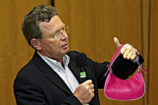 Im Rennen dreier honoriger Herren der Gesellschaft um das diesjährige "Handtaschl" hat sich Noch-ORF-Chefredakteur Werner Mück als Sieger durchgesetzt. Im Bild: Werner Mück begutachtet sein rosa Handtaschl (Fotomontage)