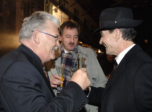 Vorschau Bild von Bernard Reist (Schweizerische Depeschenagentur/links) und Jörg Schierenbeck (European Pressphoto Agency/Mitte) mit dem Jubilar Konrad Tretter (APA/rechts) bei der Feier zu seinem sechzigsten Geburtstag.