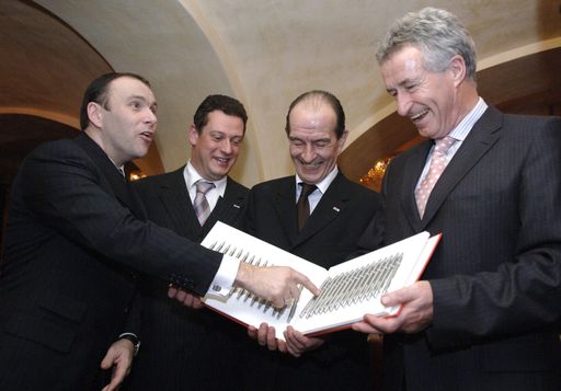 Vorschau Bild von Die APA-Führungsmannschaft gratulierte am Montag Konrad Tretter anlässlich der Feier seines sechzigsten Geburtstages. V.l.n.r.: Peter Kropsch (Geschäftsführer), Michael Lang (Chefredakteur), Konrad Tretter (Stv. Geschäftsführer, Prokurist) und Wolfgang Vyslozil (Vorsitzender der Geschäftsführung).