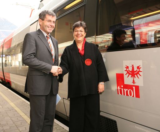 Landesrat Anton Steixner und Personenverkehrsvorstand Wilhelmine Goldmann vor dem ersten neuen Talent