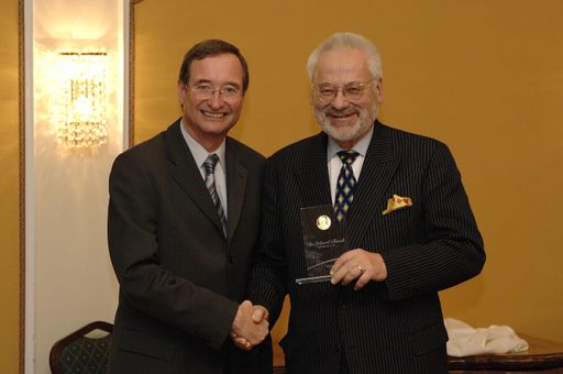 Vizekanzler a. D. Erhard Busek erhielt von WB-Präsident Christoph Leitl die höchste Auszeichnung des Österreichischen Wirtschaftsbundes, die Goldene Julius Raab Medaille.