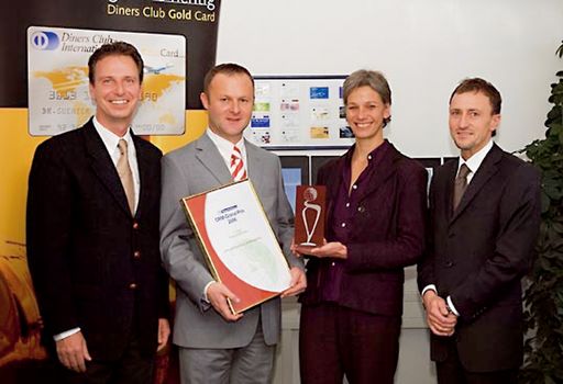 Vorschau Bild von Preisverleihung an den Gewinner des CRM-Grand-Prix, Diners Club: Karl Kainzner Geschäftsführer, Mag. Peter Schroll, Leiter Privatkundenbereich (beide Diners Club), Mag. Brigitte Herbst, General Manager Michael Helml (Teleperformance)