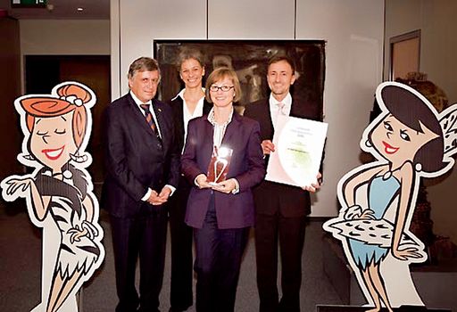 Vorschau Bild von Preisverleihung an den Drittplatzierten im CRM-Grand-Prix, VISA: Vorstandsdirektor Helmut Nahlik, Ingrid Bauer (VISA)
Geschäftsführer Michael Helml, Mag. Brigitte Herbst (Teleperformance)