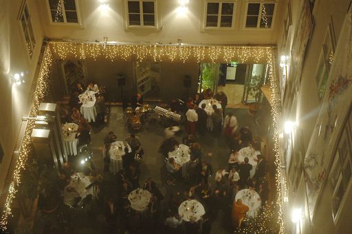 Stimmungsvoller Rahmen: Die Weihnachtsfeier der APA-E-Business-Community im Innenhof des Hauses der Musik.