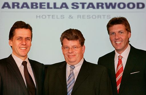  Bild v.l.n.r.: Roeland Vos, President Europe, Afrika & Mittlerer Osten, Starwood Hotels & Resorts und stellv. Vorsitzender des Advisory Boards von ArabellaStarwood Hotels & Resorts, Stefan Schörghuber, Vorsitzender des Vorstandes der Schörghuber Unternehmensgruppe und Carsten K. Rath, Vorsitzender des Advisory Boards von ArabellaStarwood Hotels & Resorts, Vorsitzender der Geschäftsführung der Arabella Hotel Holding International GmbH Co. KG und Mitglied der Unternehmensleitung der Schörghuber Unternehmensgruppe.