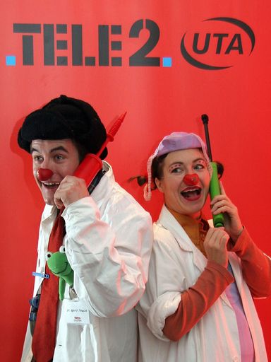  Lachen macht gesund. Deshalb unterstützt Tele2UTA die CliniClowns auch heuer wieder mit einer Spende zu Weihnachten.
