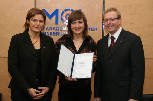 APA-OTS-Geschäftsführerin Karin Thiller, Stipendiatin Birgit Oberkofler und Lehrgangsleiter Markus Köck (v.l.n.r) nach der Vergabe des Stipendiums für den MCI Lehrgang "Unternehmenskommunikation".