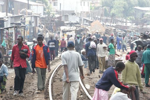 Vorschau Bild von In Nairobi leben mehr als die Hälfte der Menschen in Slums. Die Lebensbedingungen dort sind katastrophal: Oft bewohnen bis zu 10 Familienmitglieder eine behelfsmäßige Hütte von drei mal drei Metern. Strom, sauberes Wasser oder eine Kanalisation sind nicht vorhanden.