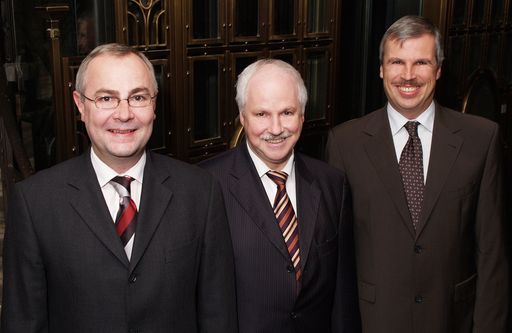  Die BAWAG P.S.K. Leasing rückt beim Kfz-Leasing auf Platz 3 vor. Die Geschäftsführer BAWAG P.S.K. Leasing Fric, Primetzhofer und Haider haben in den ersten drei Quartalen 2006 eine starke Steigerung gegenüber dem Vergleichszeitraum des Vorjahres erreicht.
