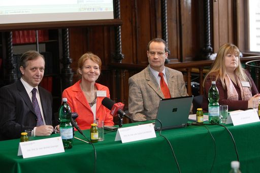 Schmerzfrei nach Gasteiner Heilstollentherapie - neue Hoffnung für Fibromyalgie-Patienten! Im Bild v.l.n.r.: Univ.-Prof. Dr. med. Winfried Graninger, Prim. Dr. med. univ. Gudrun Lind-Albrecht, Dr. Gerhard Fürst und Karin Dirschmied.

Weitere Fotos unter:
http://pressefotos.at/m.php?g=1&u=42&dir=200701&e=20070112_f&a=event