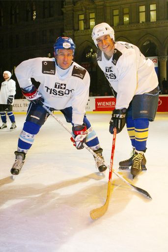 Im Bild v.l.n.r.: Alex Antonitsch und Karl-Heinz Grasser zeigten am Rathausplatz vollen Einsatz bei der Tissot Eishockey-Charity zugunsten Pro Juventute.