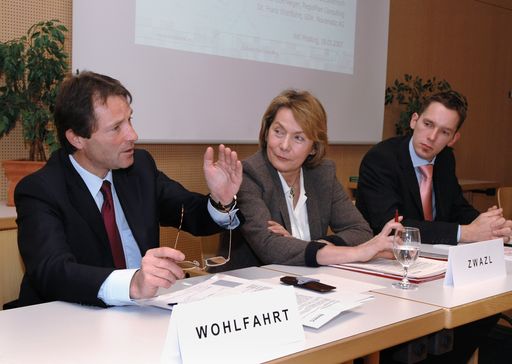Dr. Franz WOHLFAHRT, Generaldirektor Novomatic AG
KommR Sonja ZWAZL, Präsidentin WKNÖ
DI Michael OBERWEGER, Studienautor RegioPlan Consulting GmbH