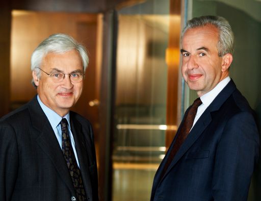 Die Oesterreichische Kontrollbank (OeKB) setzt auf eine transparente und nachhaltige Geschäftspolitik. Was die Nachhaltigkeit betrifft, haben die OeKB-Vorstände Johannes Attems (li) und Rudolf Scholten (re) ihr Unternehmen unter den Top 100 der Welt positioniert.