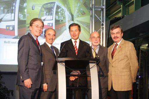 v.l.n.r.: Ing. Franz Geiger (Mitglied des Vorstands der Siemens AG Österreich); Dr. Sepp Rieder (Vizebürgermeister der Stadt Wien); Dipl.Ing. Gottfried Schuster (Leiter des Bereichs Transportation Systems); Ing. Peter Rauter (Geschäftsführer der Elin EBG Traction GmbH); Dipl.-Ing. Günter Steinbauer (Geschäftsführer für den technischen Bereich der Wiener Linien)