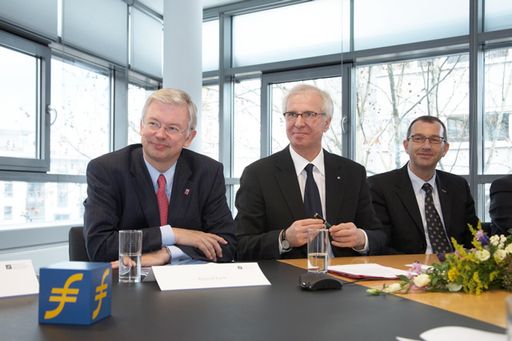 Ministerpräsident Roland Koch, Prof. Dr. Udo Steffens und Dr. Andreas Altmann bei der Vertragsunterzeichnung
