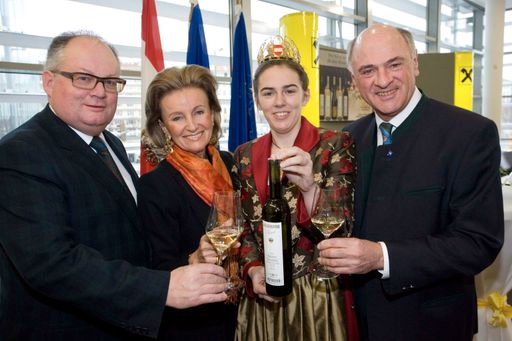 Vorschau Bild von (v.l.n.r.) Raiffeisen Generalanwalt Dr. Christian Konrad, Opernball-Organisatorin Dkfm. Elisabeth Gürtler, "Weinkönigin 2007" Liane Blauensteiner und Landeshauptmann Dr. Erwin Pröll bei der Präsentation im Raiffeisen-Forum