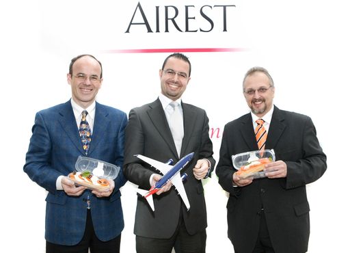  v.l.n.r: Bernhard Kotlan/Managing Director AIREST, Karim Makhlouf/ Vertriebs- und Marketingvorstand SkyEurope, Eric Seiser/Managing Director AIREST