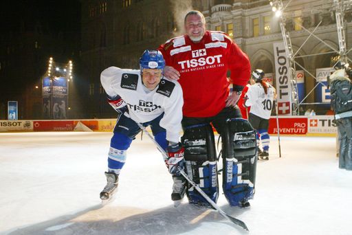 Ex-Tennis-Star Alex Antonitsch und der stärkste Mann Europas, Franz Müllner wagen sich auch heuer wieder für Pro Juventute aufs Eis vor dem Wiener Rathaus.
