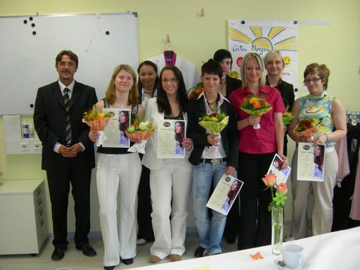 Am Bild sehen Sie die jungen, stolzen Besitzer des C&A Fashion Diploms mit District Manager Roland Wöran (links).