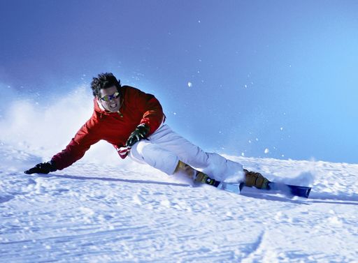  Schifahren ist der Wintersport Nr. 1 in Österreich - daran ändert auch das erhöhte Unfallrisiko auf Kunstschneepisten nichts.