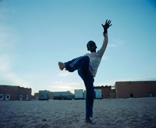  Free West Sahara: Jugendliche spielen im Lager Fußball