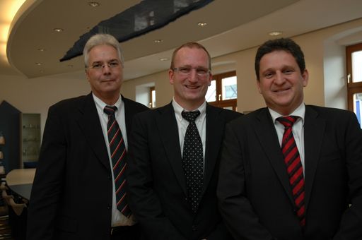 Im Bild v.l.n.r.: Peter Czaja, Finanzleiter der Fa. GIG Karasek, Gehard Högl, Vertriebsleiter in der Niederlassung Attnang - Puchheim, und Eigentümer Andreas Karasek.