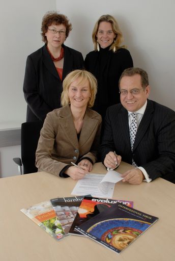  vorne: v.l.: Silvia Lieb/CFO Moser Holding, Wolfgang Immerschitt/Geschäftsführender Gesellschafter PLEON Publico Salzburg
hinten: v.l.: Birgitt Drewes/Geschäftsführerin blattwerk, Julia Kronthaler/Standortleiterin PLEON Publico Tirol