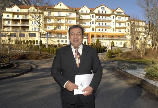 Enan Galaly, Gründer und Präsident der Helnan International Hotels vor dem Grand Hotel Sonnenbichl
